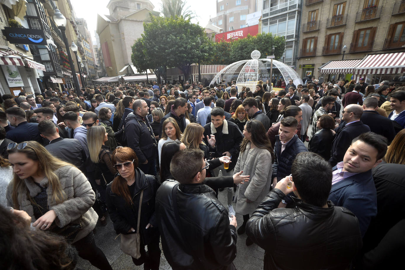 Zonas como la avenida Alfonso X, la plaza del Teatro Romea o Perez Casas se llenaron de jóvenes y no tan jóvenes que celebraron la 'tardevieja' antes de despedir el año