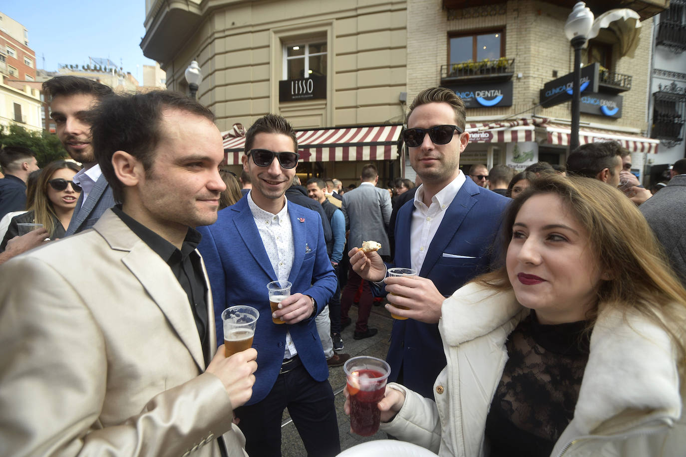 Zonas como la avenida Alfonso X, la plaza del Teatro Romea o Perez Casas se llenaron de jóvenes y no tan jóvenes que celebraron la 'tardevieja' antes de despedir el año