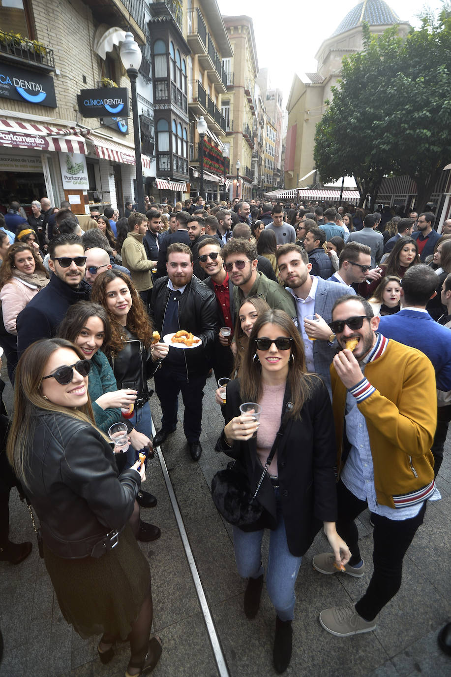 Zonas como la avenida Alfonso X, la plaza del Teatro Romea o Perez Casas se llenaron de jóvenes y no tan jóvenes que celebraron la 'tardevieja' antes de despedir el año