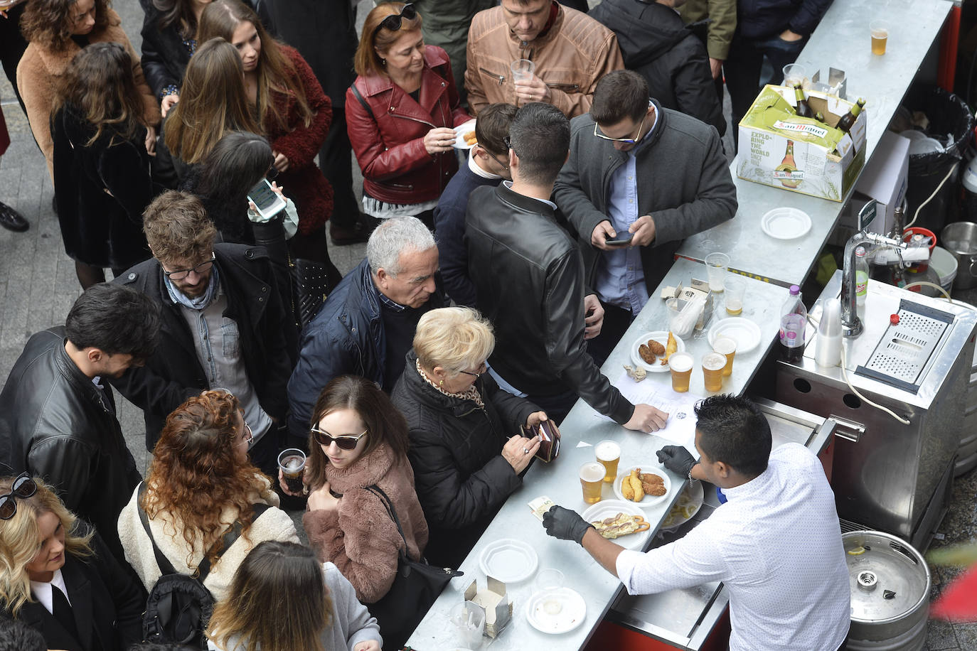 Zonas como la avenida Alfonso X, la plaza del Teatro Romea o Perez Casas se llenaron de jóvenes y no tan jóvenes que celebraron la 'tardevieja' antes de despedir el año
