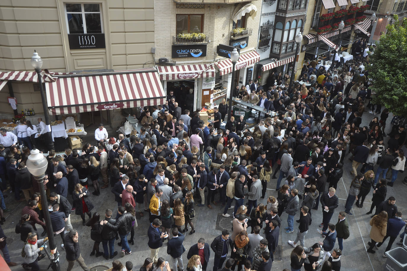 Zonas como la avenida Alfonso X, la plaza del Teatro Romea o Perez Casas se llenaron de jóvenes y no tan jóvenes que celebraron la 'tardevieja' antes de despedir el año