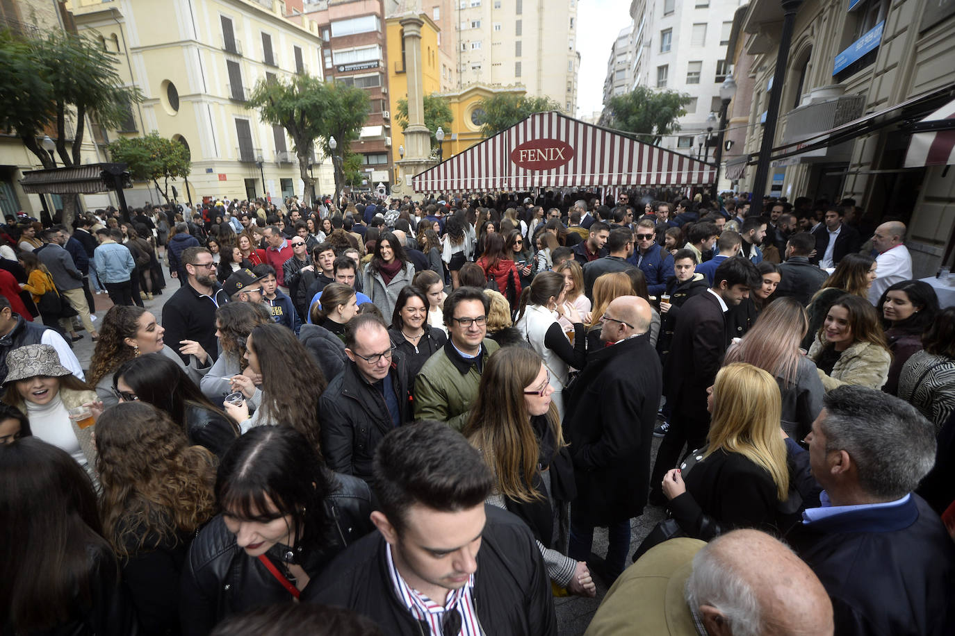 Zonas como la avenida Alfonso X, la plaza del Teatro Romea o Perez Casas se llenaron de jóvenes y no tan jóvenes que celebraron la 'tardevieja' antes de despedir el año