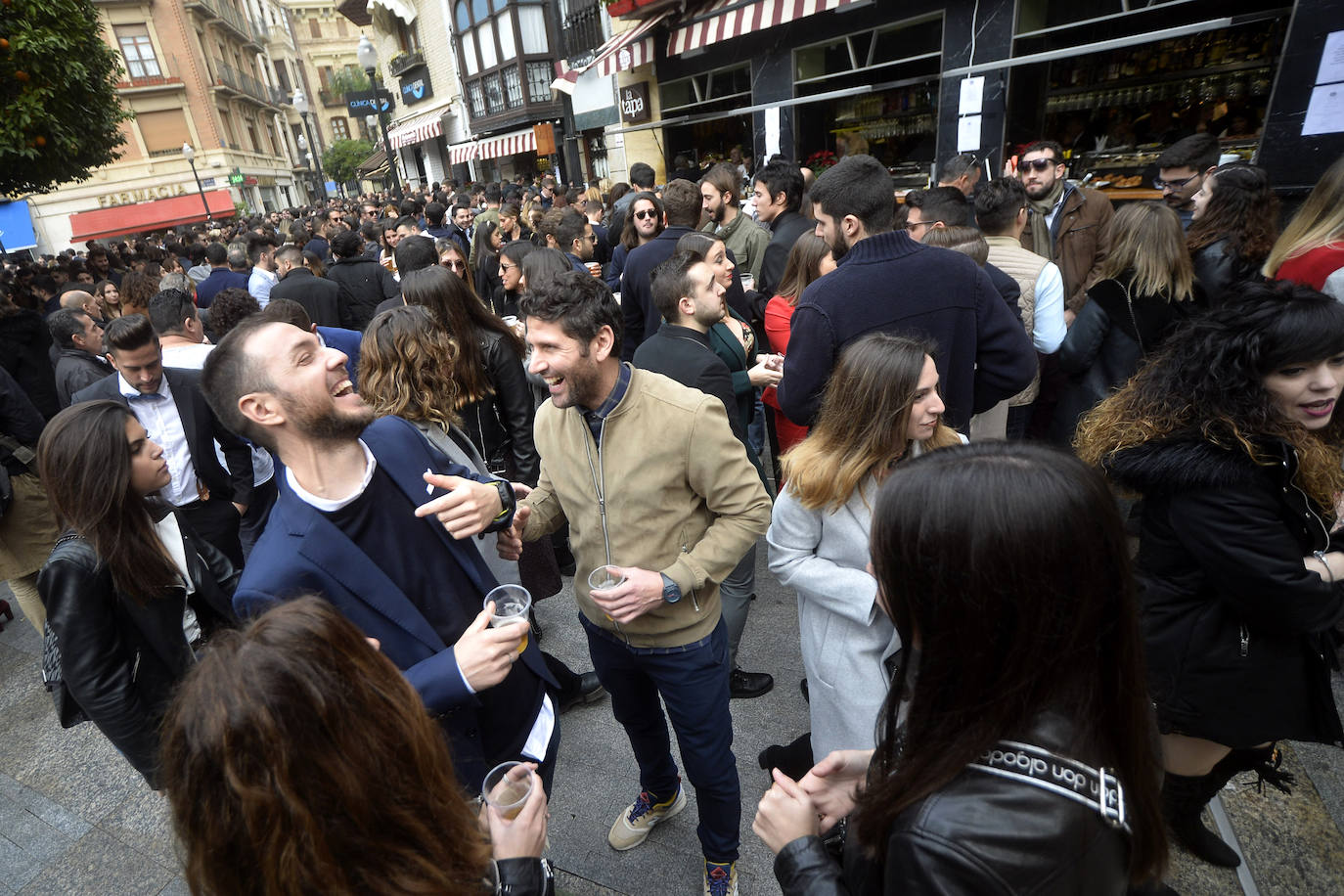 Zonas como la avenida Alfonso X, la plaza del Teatro Romea o Perez Casas se llenaron de jóvenes y no tan jóvenes que celebraron la 'tardevieja' antes de despedir el año