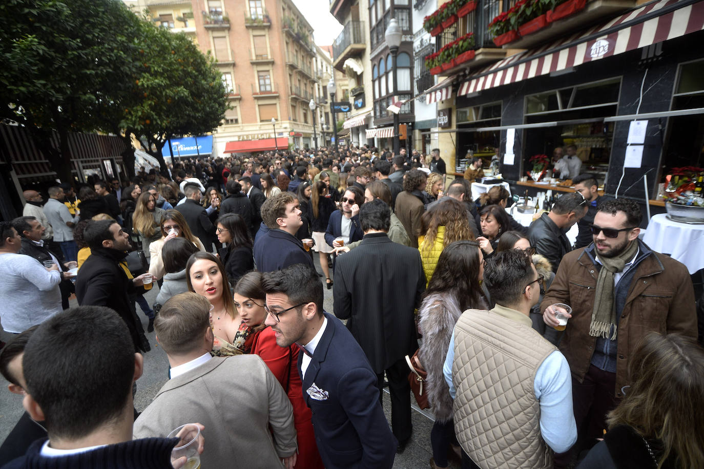 Zonas como la avenida Alfonso X, la plaza del Teatro Romea o Perez Casas se llenaron de jóvenes y no tan jóvenes que celebraron la 'tardevieja' antes de despedir el año