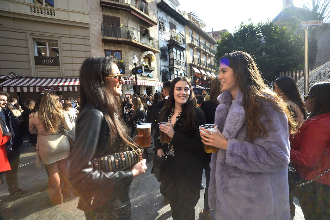 Zonas como la avenida Alfonso X, la plaza del Teatro Romea o Perez Casas se llenaron de jóvenes y no tan jóvenes que celebraron la 'tardevieja' antes de despedir el año