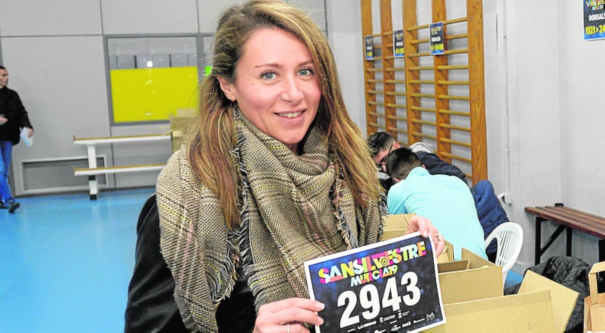 Una chica recoge su dorsal para la prueba de esta tarde.
