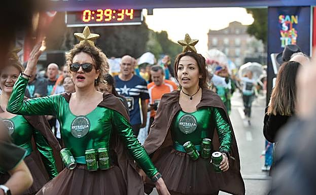 Galería. Dos participantes con sus disfraces.