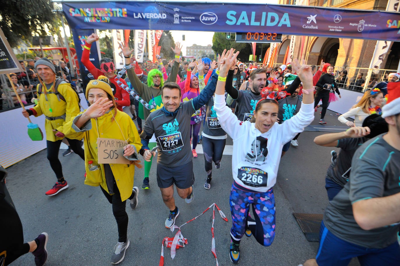 Los corredores optaron una edición más por vestir todo tipo de trajes durante la prueba