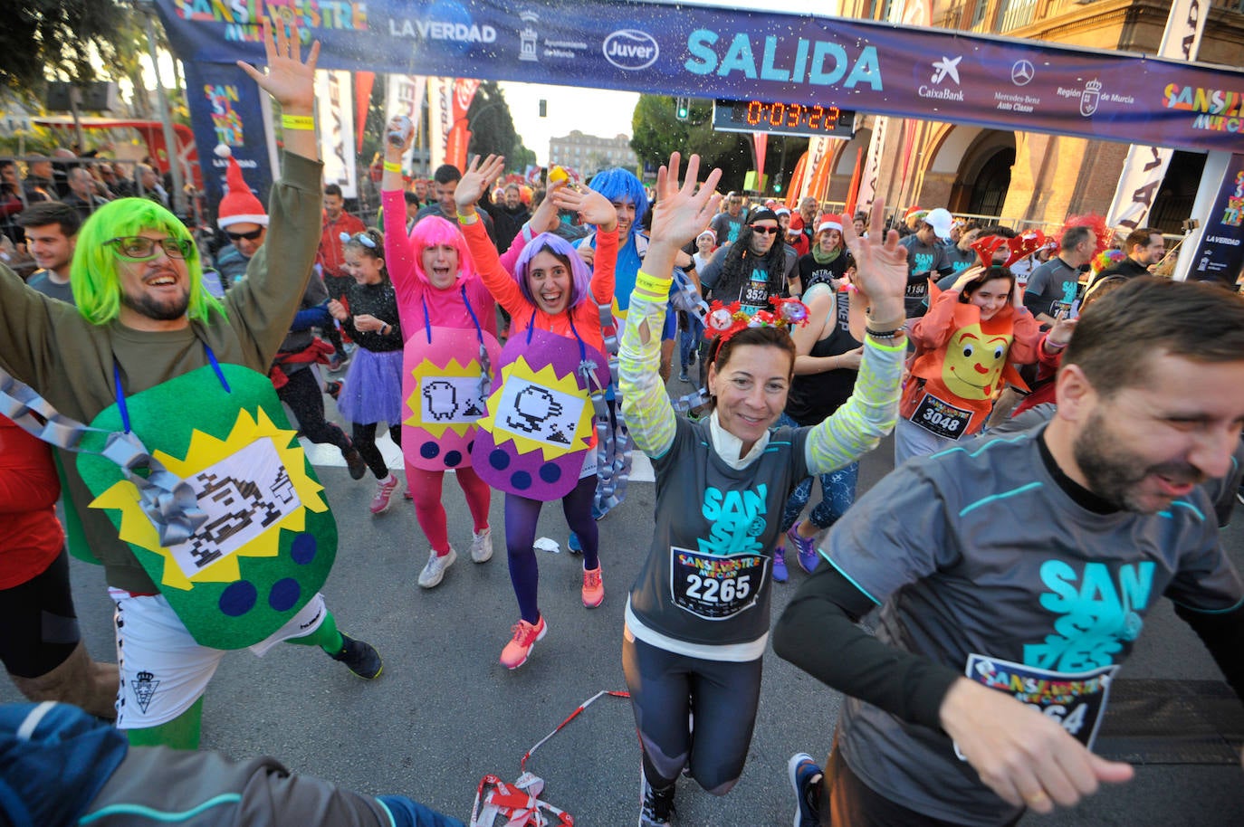 Los corredores optaron una edición más por vestir todo tipo de trajes durante la prueba