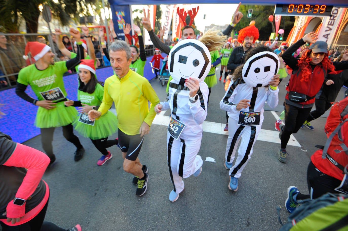 Los corredores optaron una edición más por vestir todo tipo de trajes durante la prueba