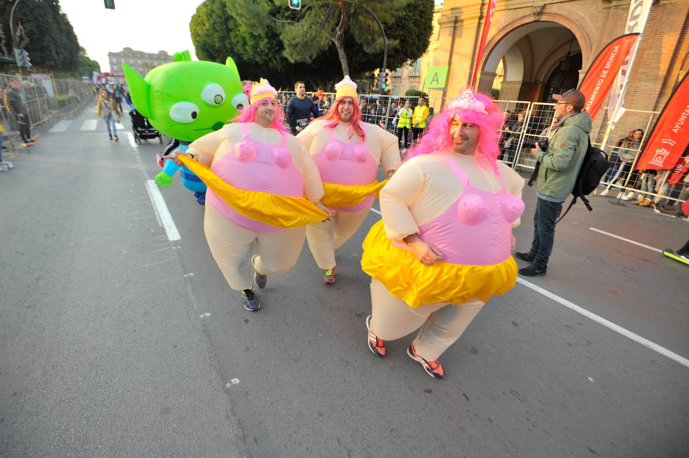 Los corredores optaron una edición más por vestir todo tipo de trajes durante la prueba