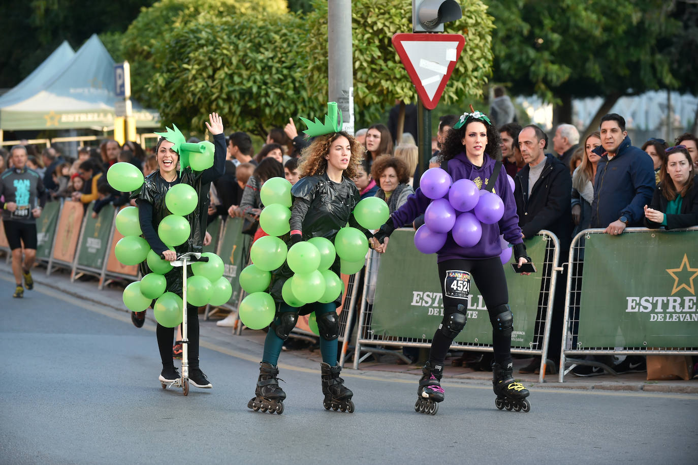 Los corredores optaron una edición más por vestir todo tipo de trajes durante la prueba