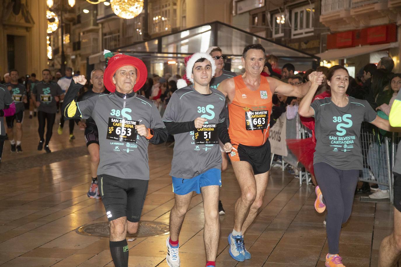 Miles de corredores participan en la última carrera del año. 