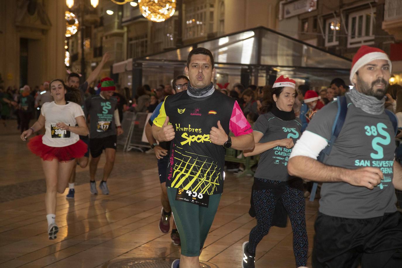 Miles de corredores participan en la última carrera del año. 