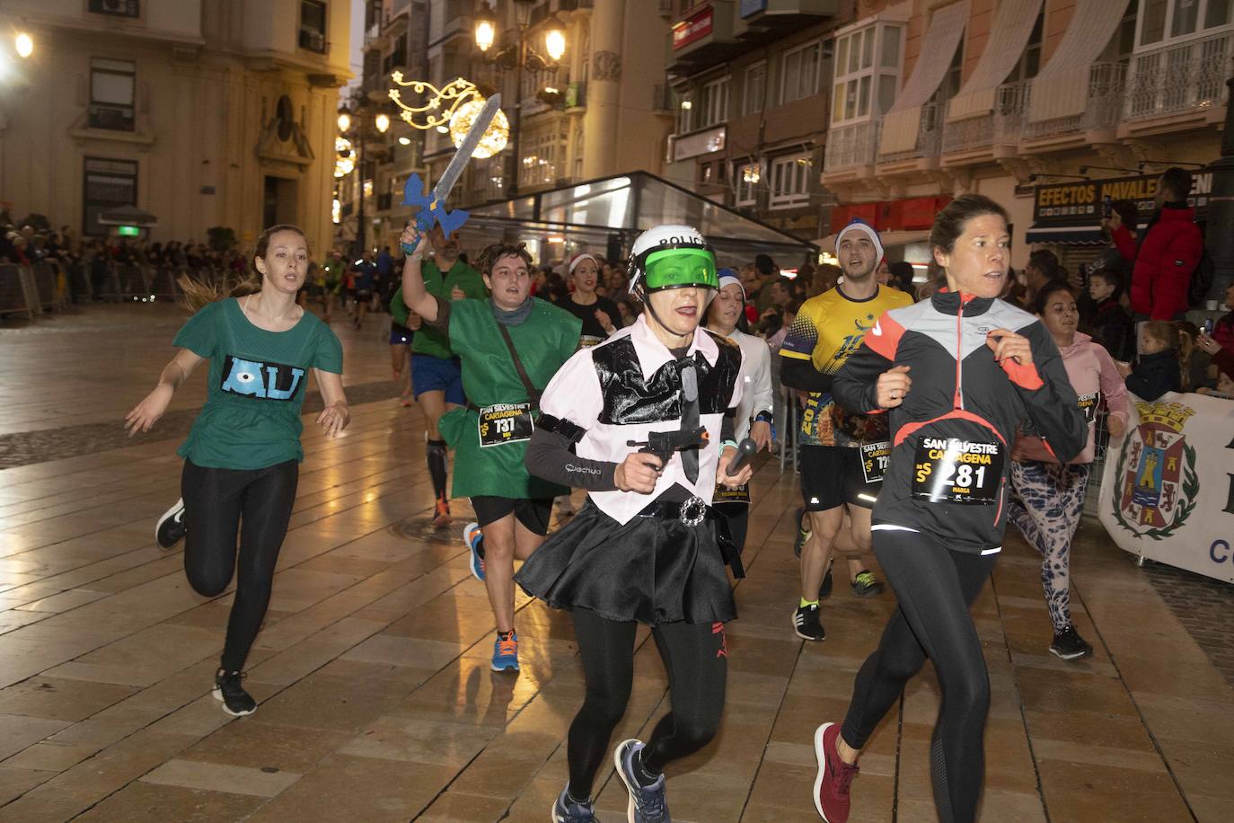 Miles de corredores participan en la última carrera del año. 