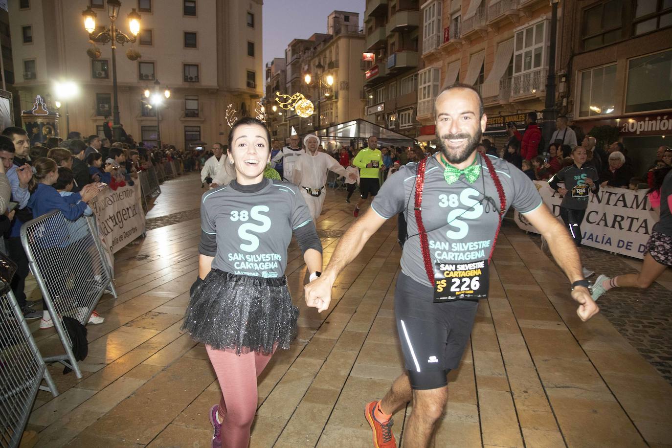 Miles de corredores participan en la última carrera del año. 