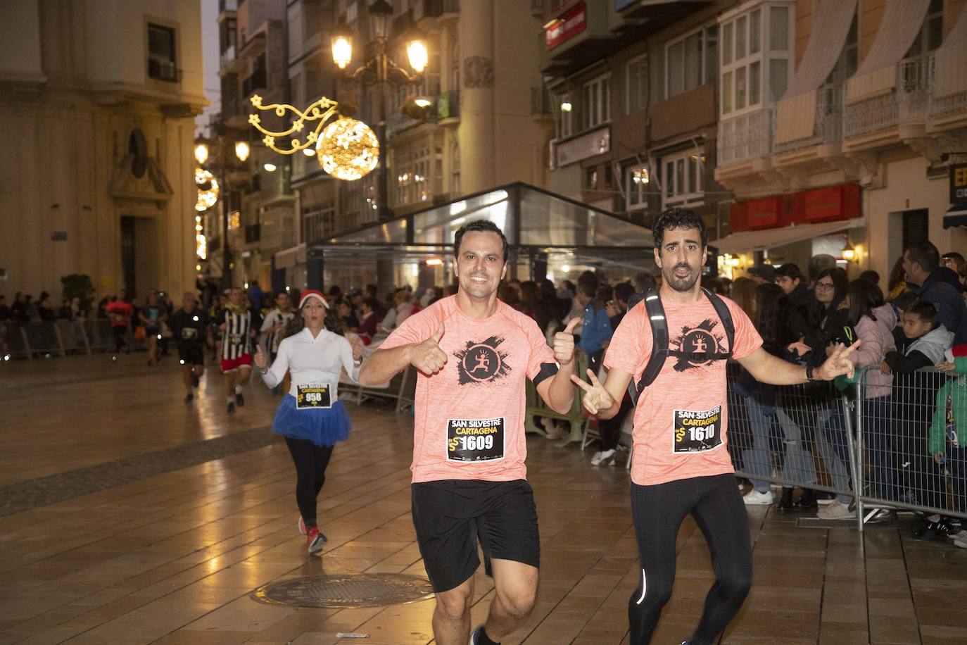 Miles de corredores participan en la última carrera del año. 