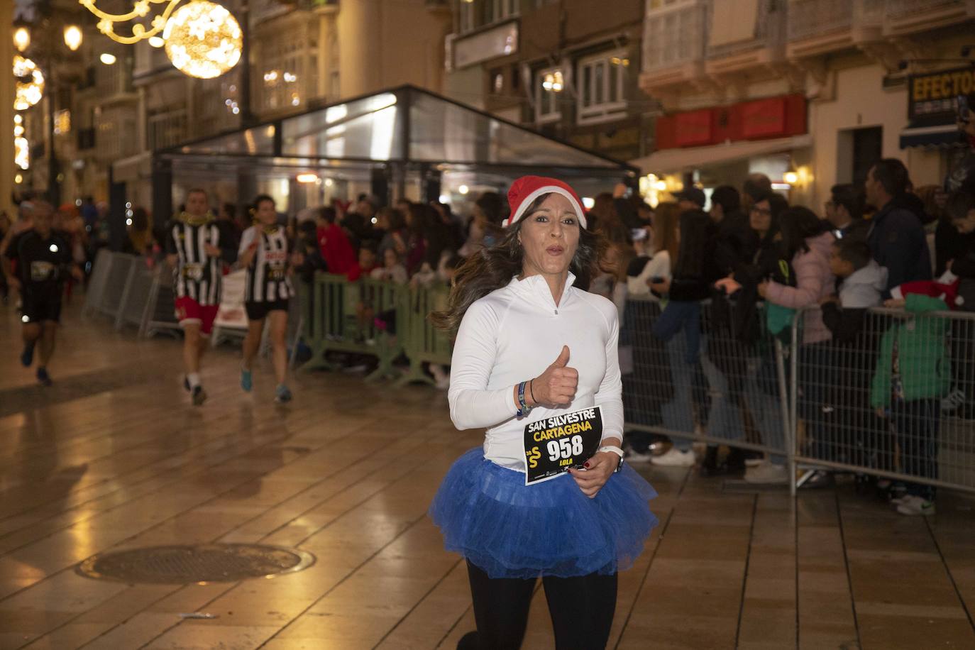 Miles de corredores participan en la última carrera del año. 