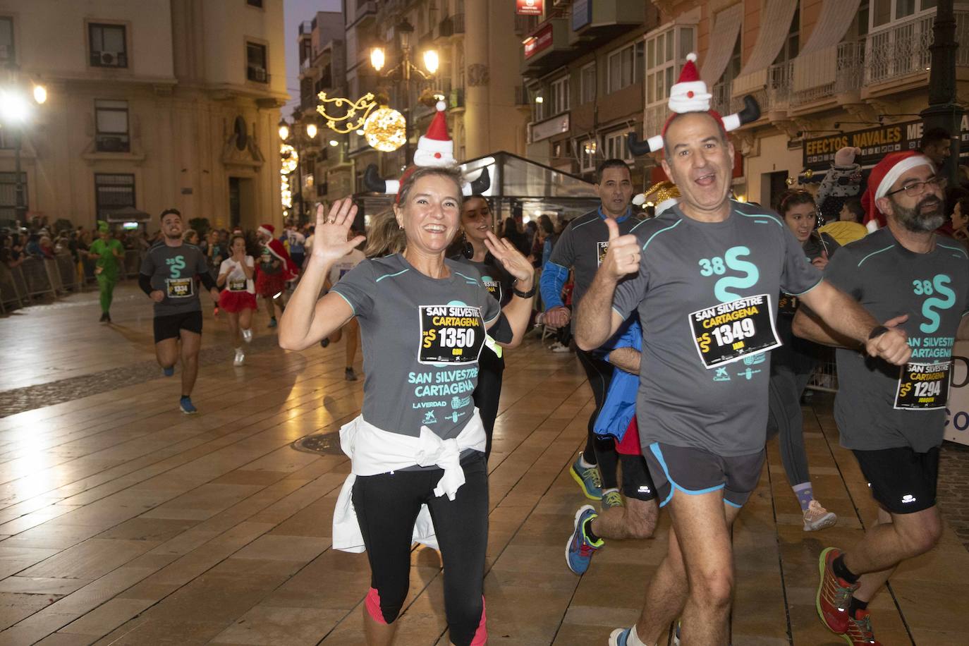 Miles de corredores participan en la última carrera del año. 