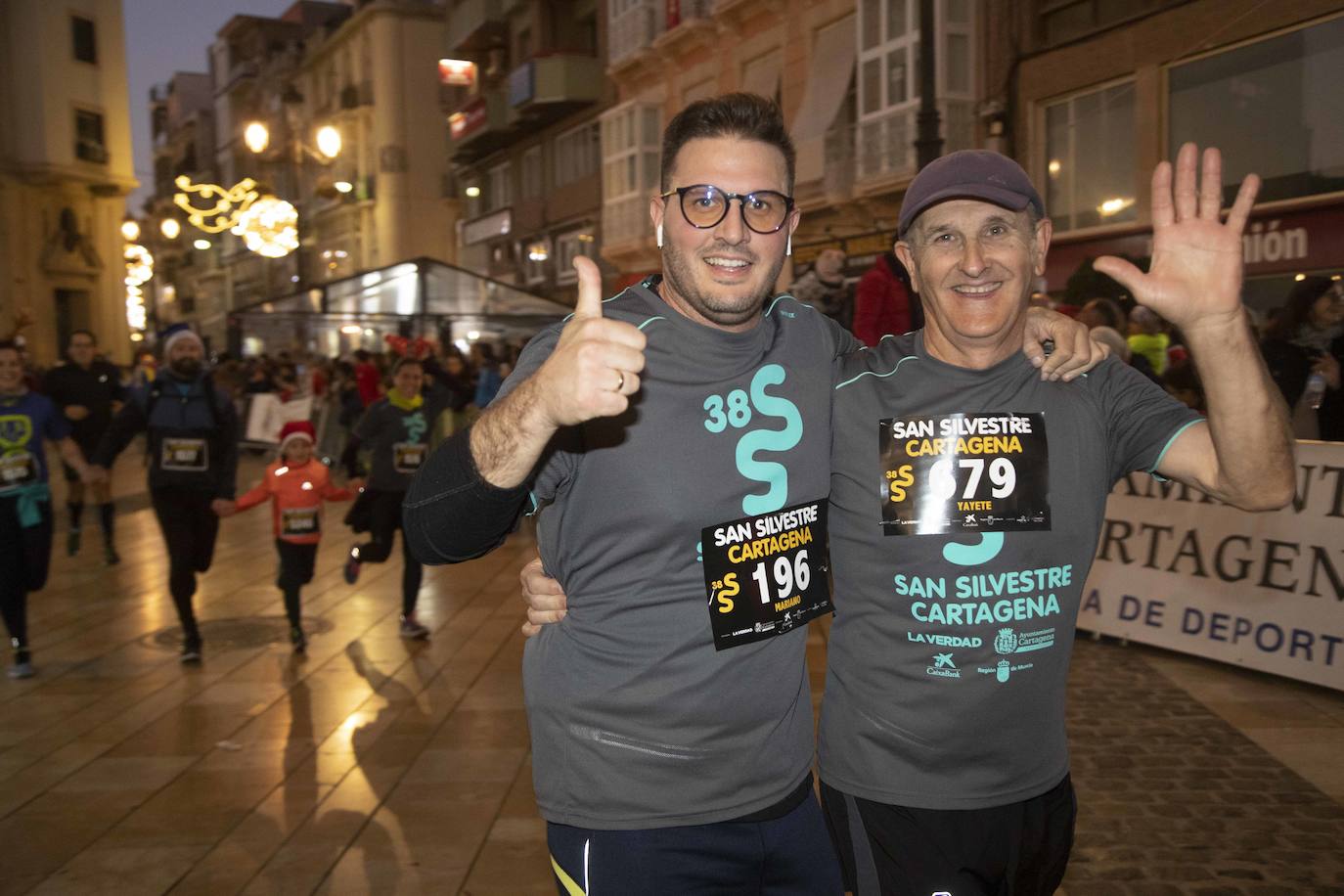 Miles de corredores participan en la última carrera del año. 