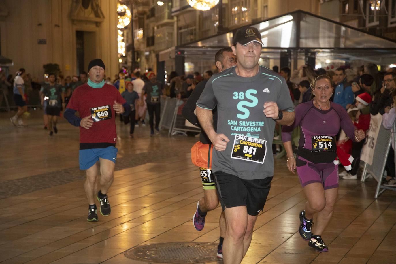 Miles de corredores participan en la última carrera del año. 