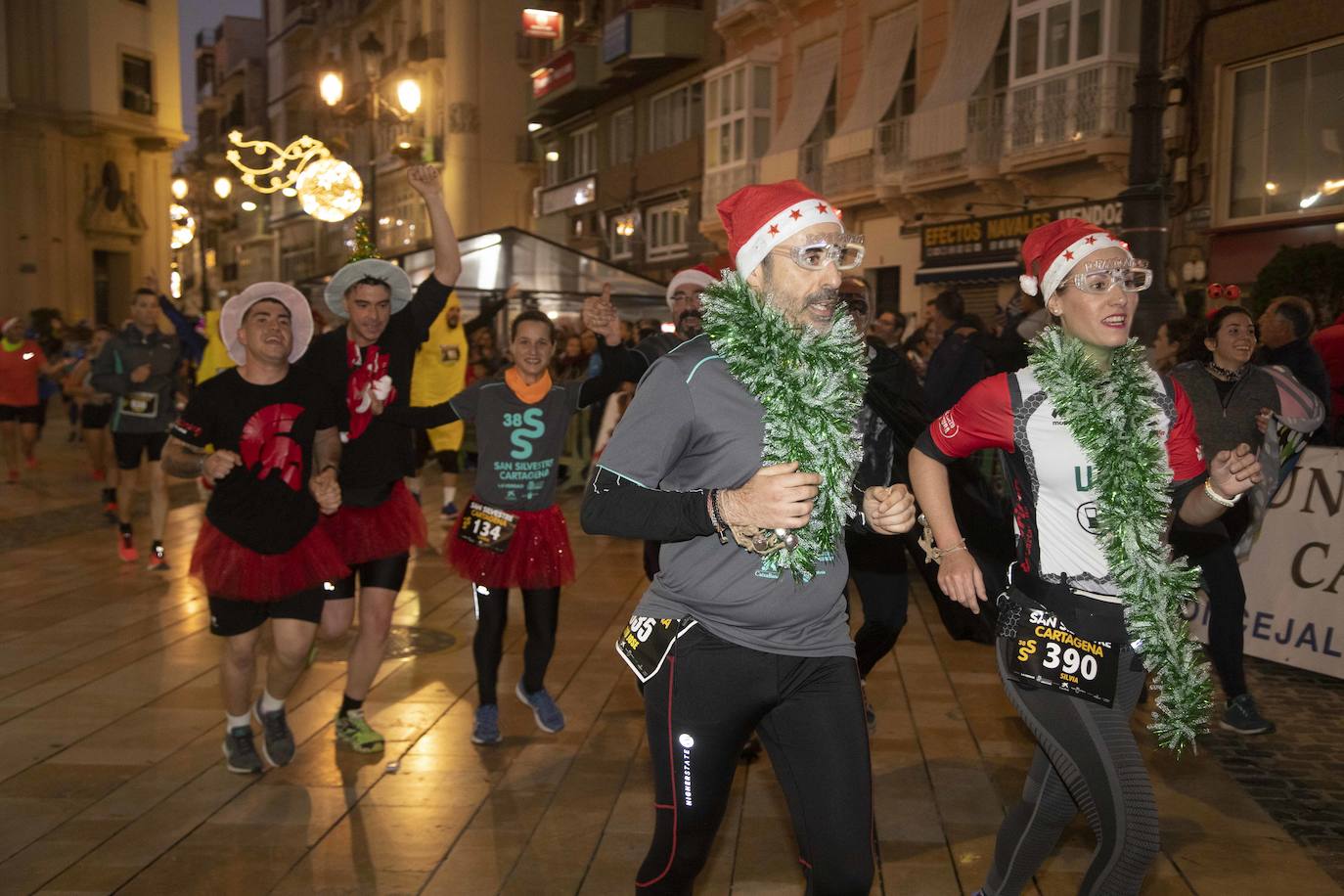 Miles de corredores participan en la última carrera del año. 