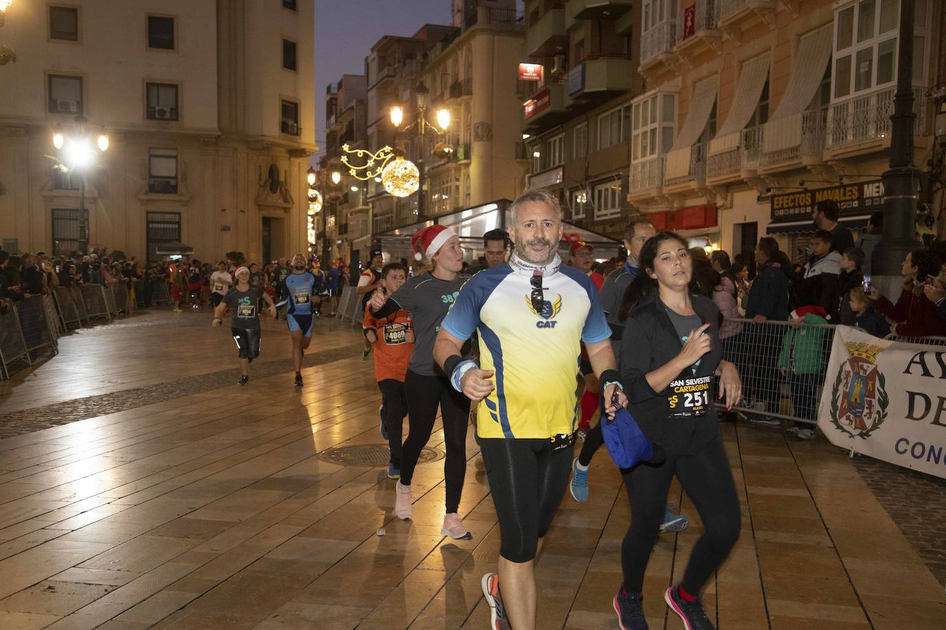 Miles de corredores participan en la última carrera del año. 