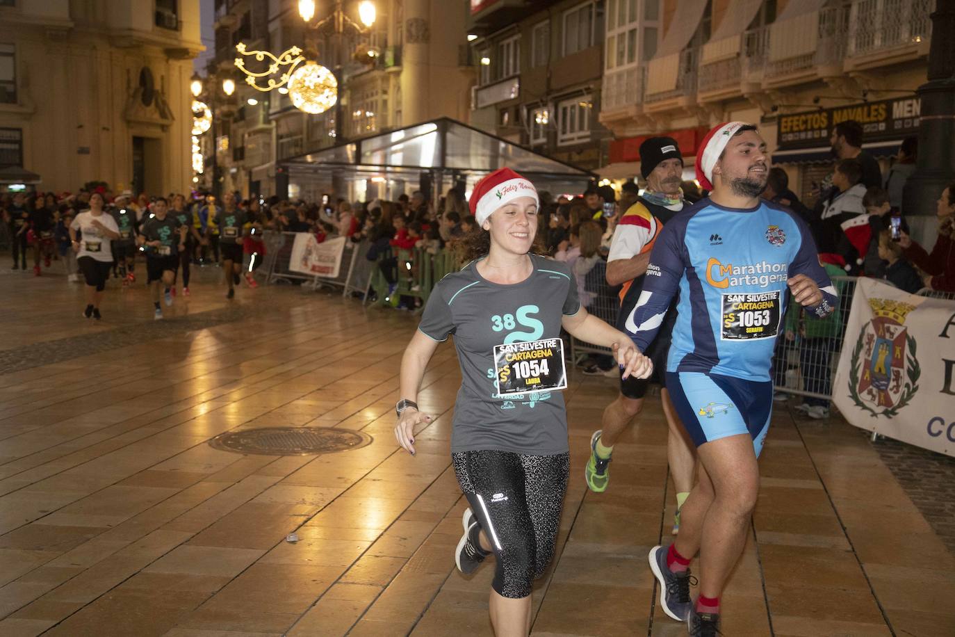 Miles de corredores participan en la última carrera del año. 