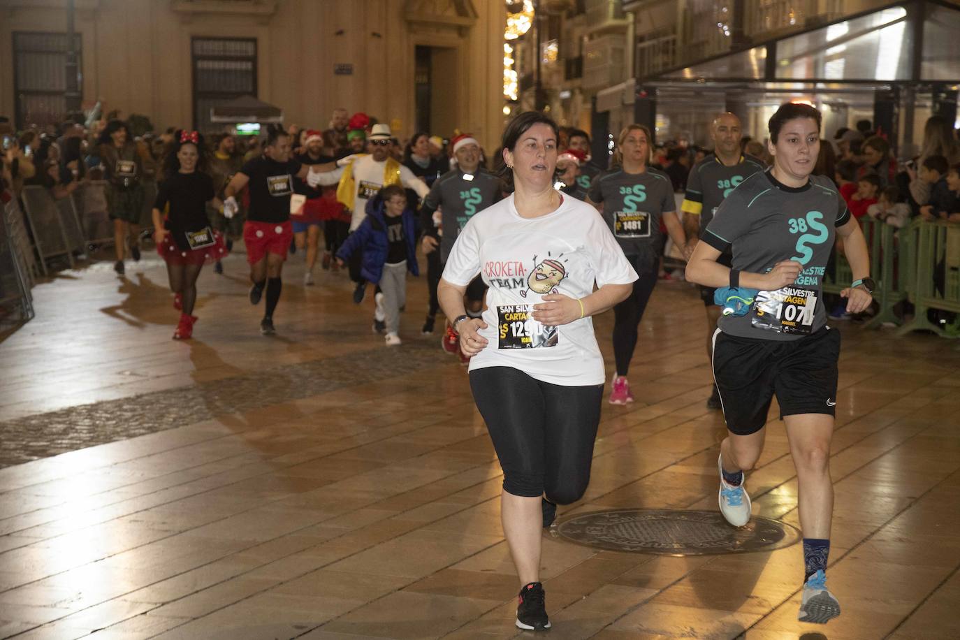 Miles de corredores participan en la última carrera del año. 