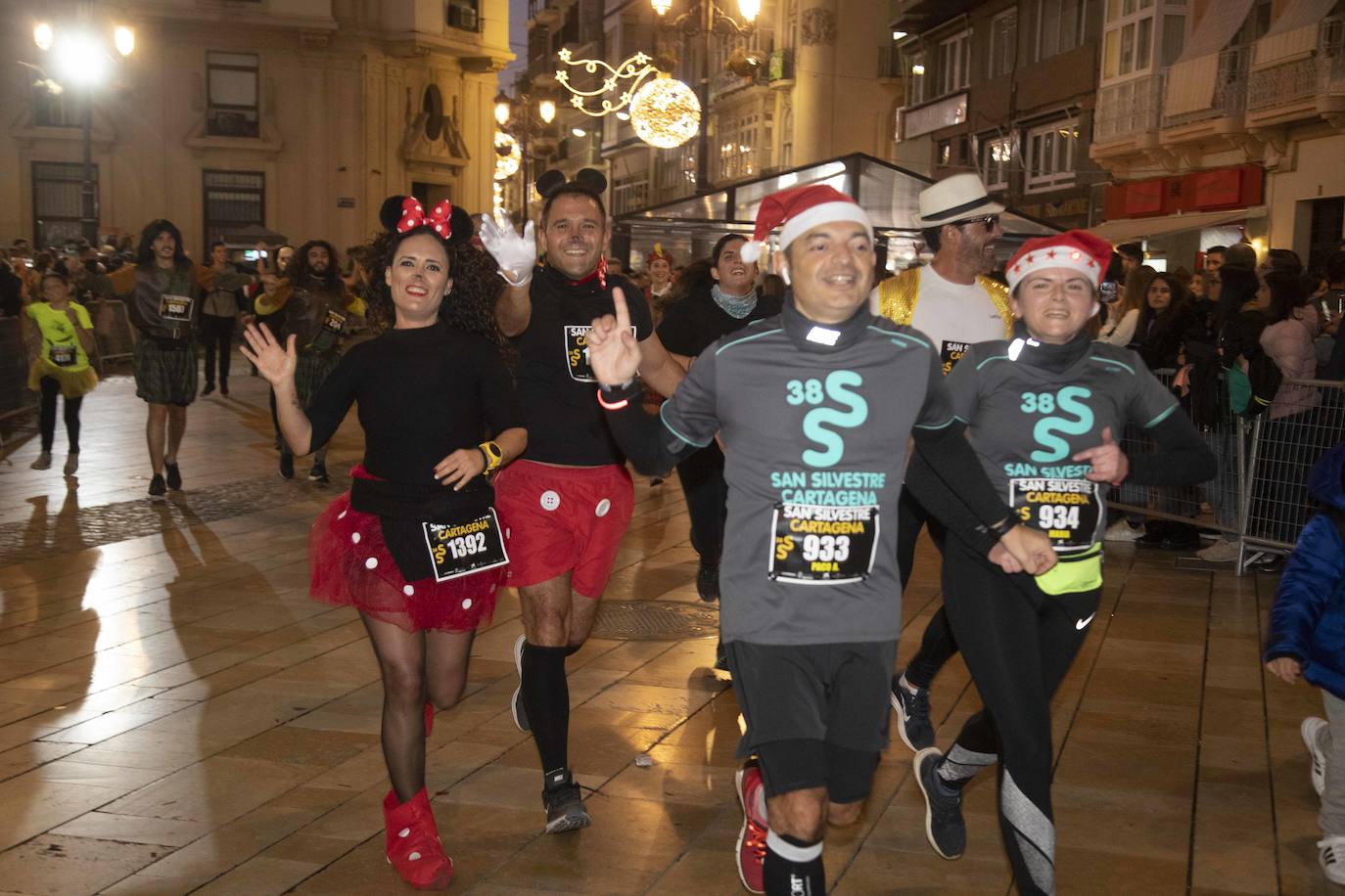 Miles de corredores participan en la última carrera del año. 