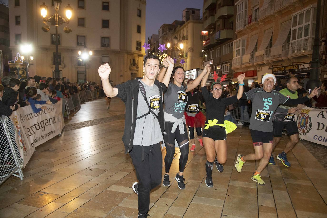 Miles de corredores participan en la última carrera del año. 