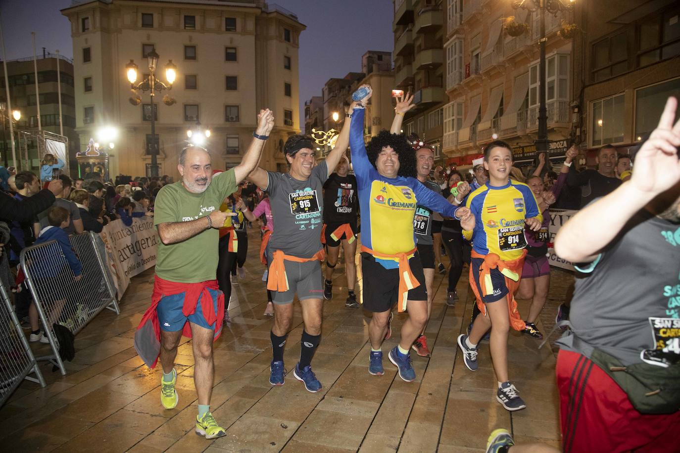 Miles de corredores participan en la última carrera del año. 