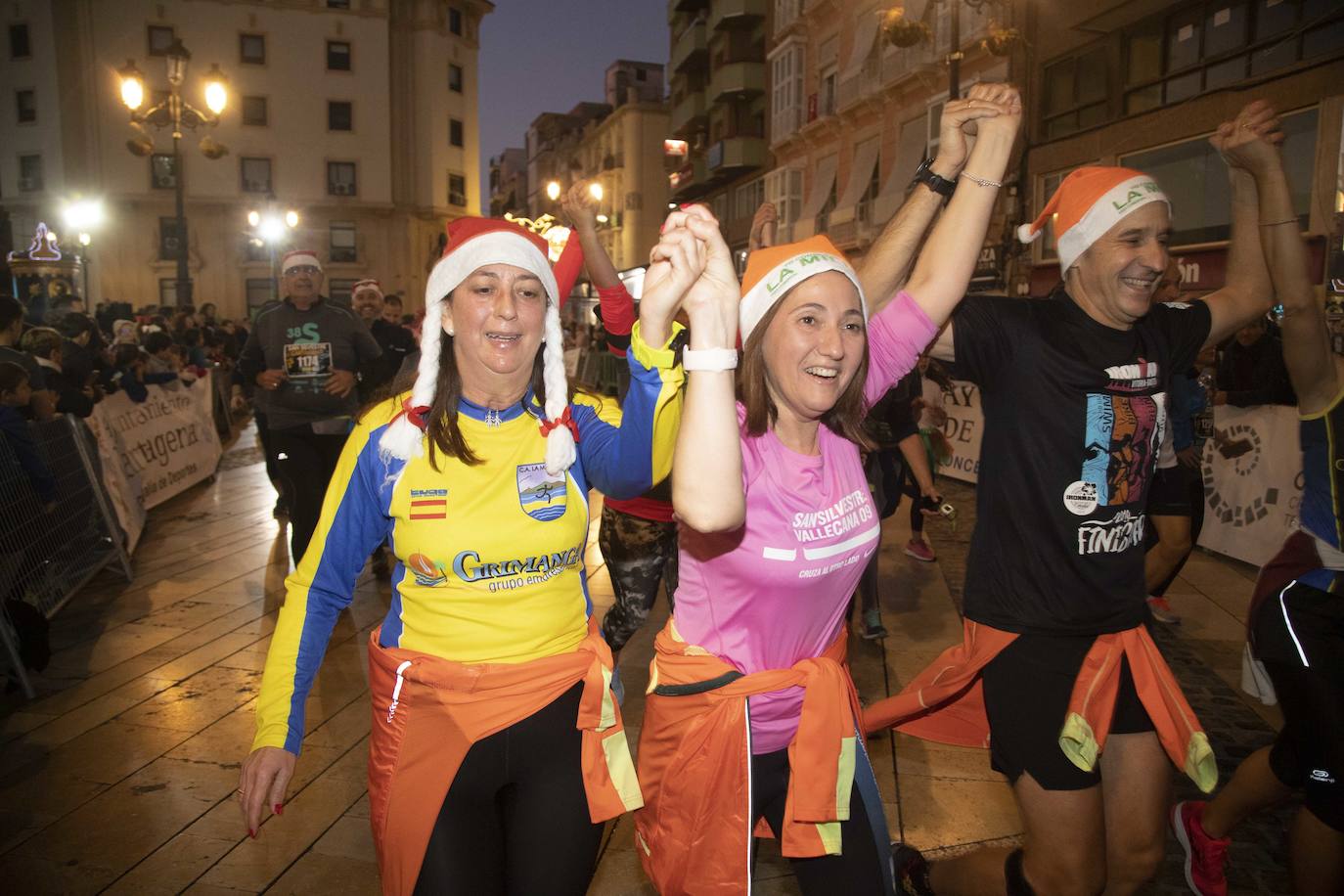 Miles de corredores participan en la última carrera del año. 