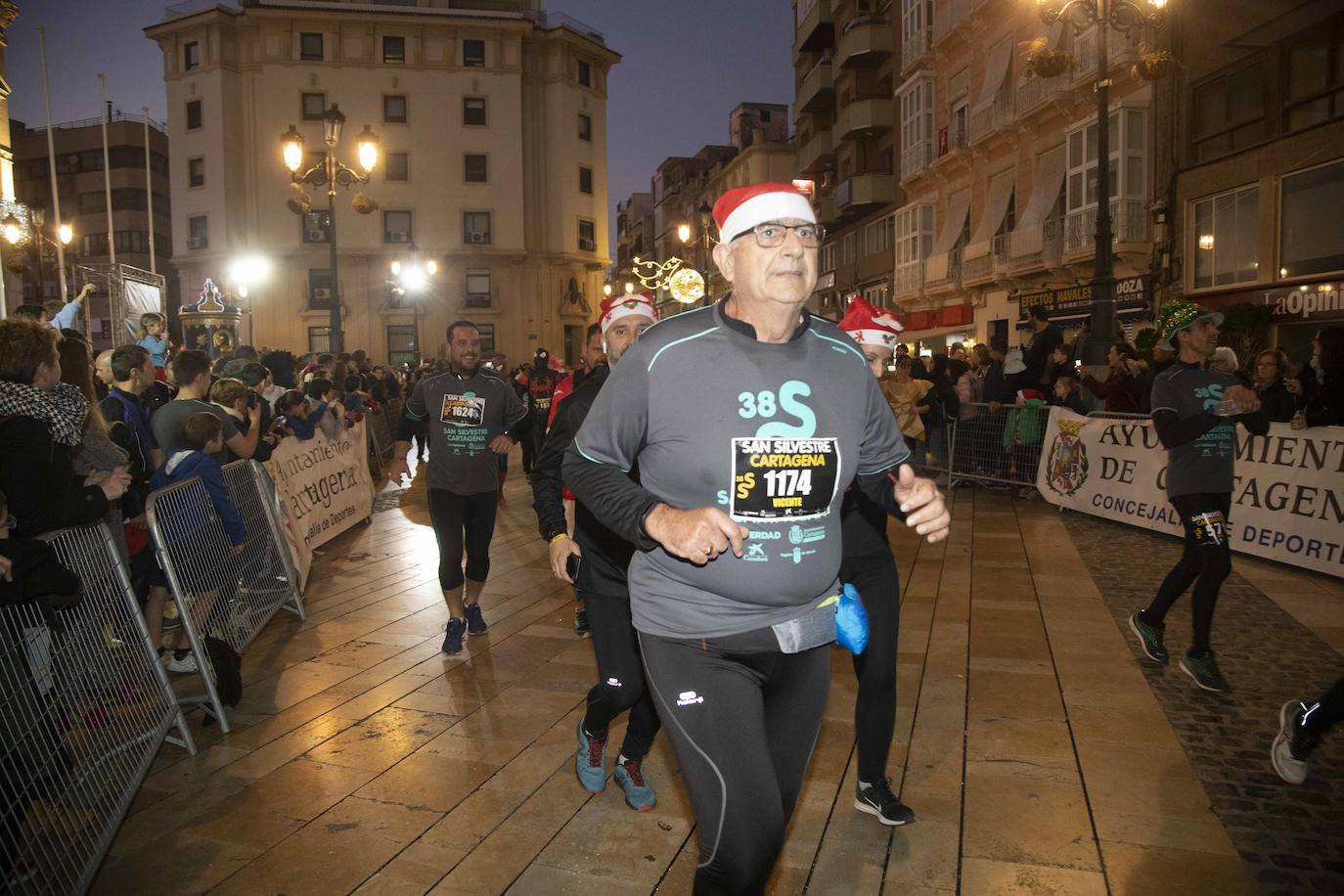 Miles de corredores participan en la última carrera del año. 