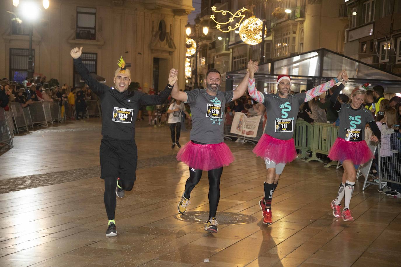 Miles de corredores participan en la última carrera del año. 