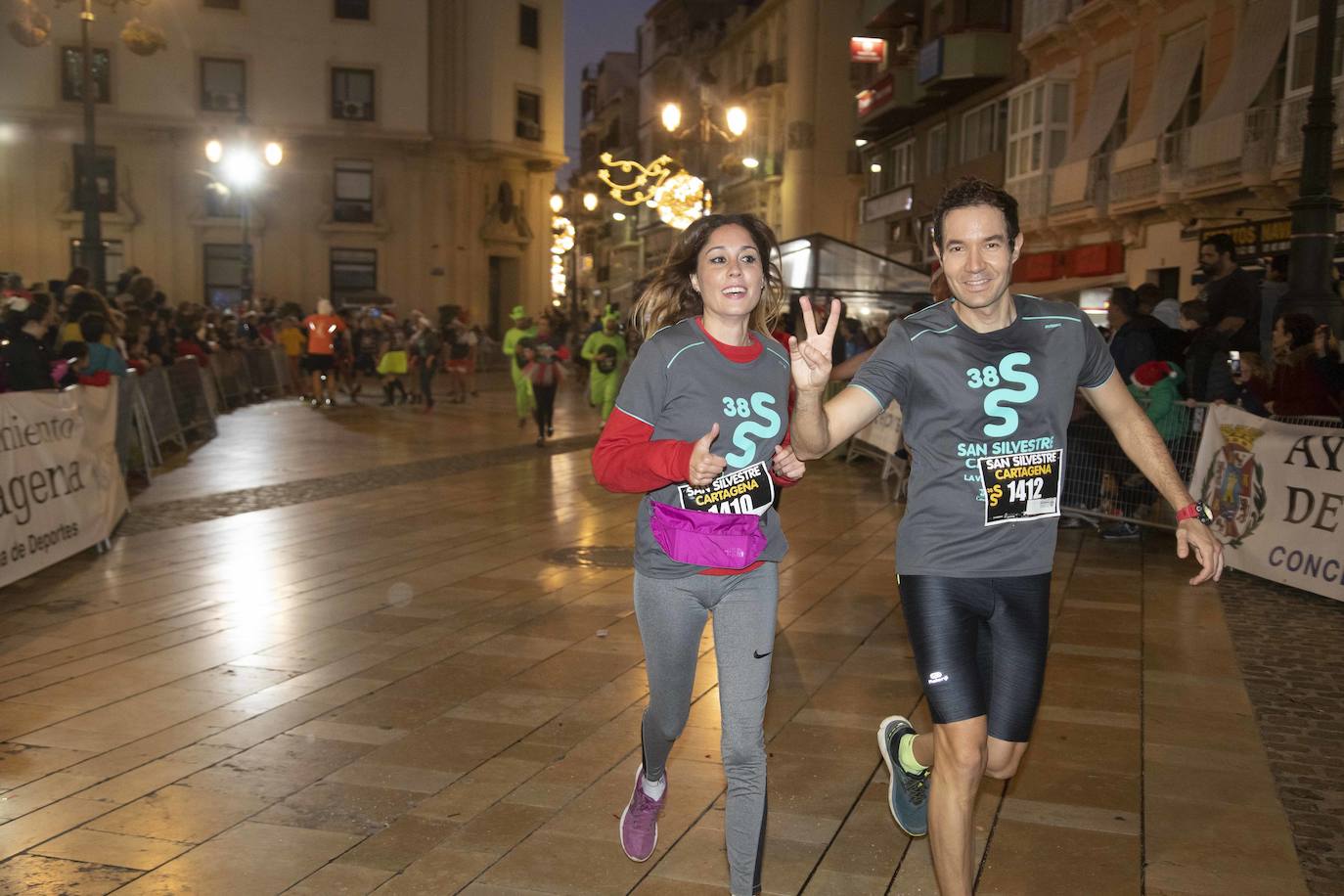 Miles de corredores participan en la última carrera del año. 