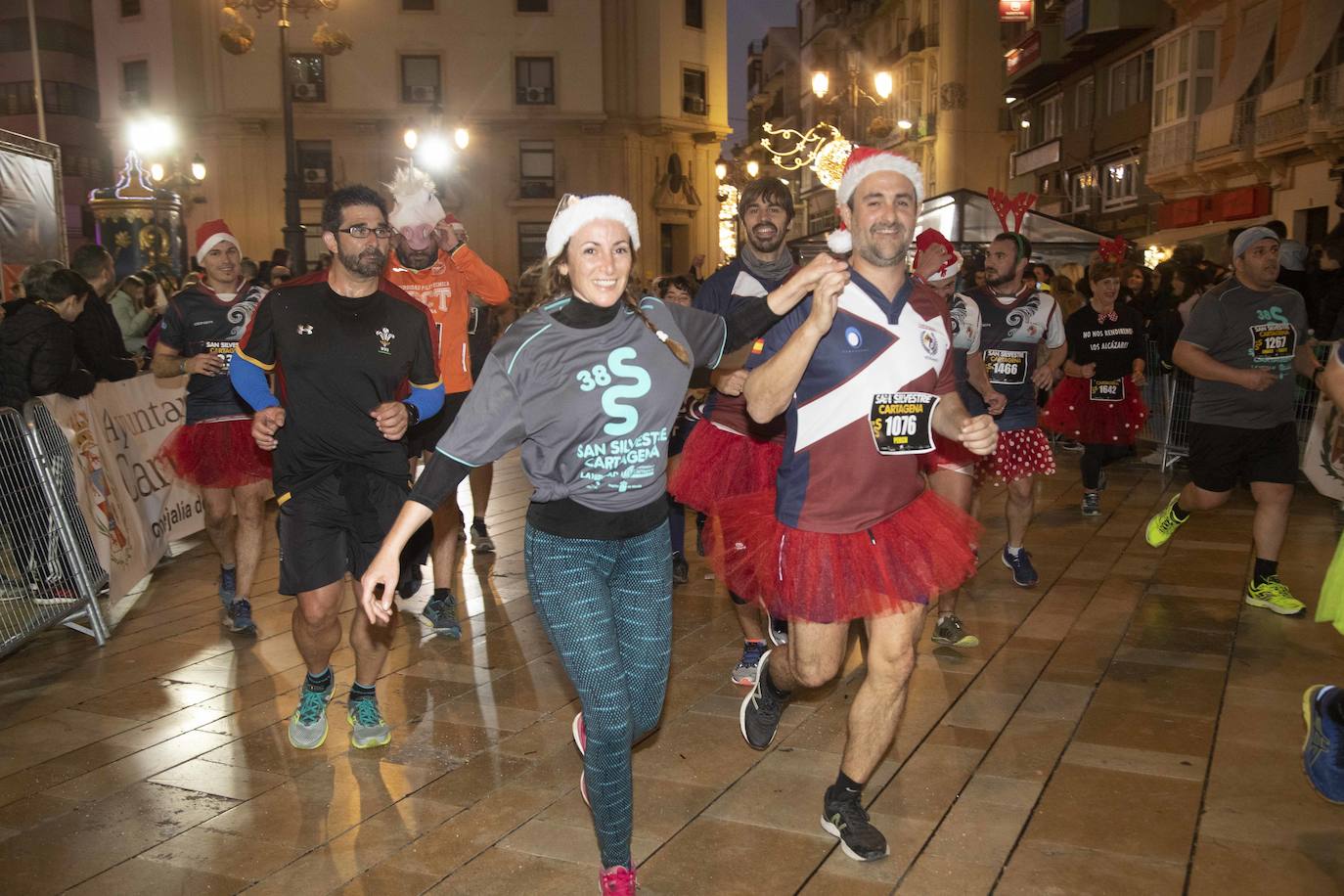 Miles de corredores participan en la última carrera del año. 