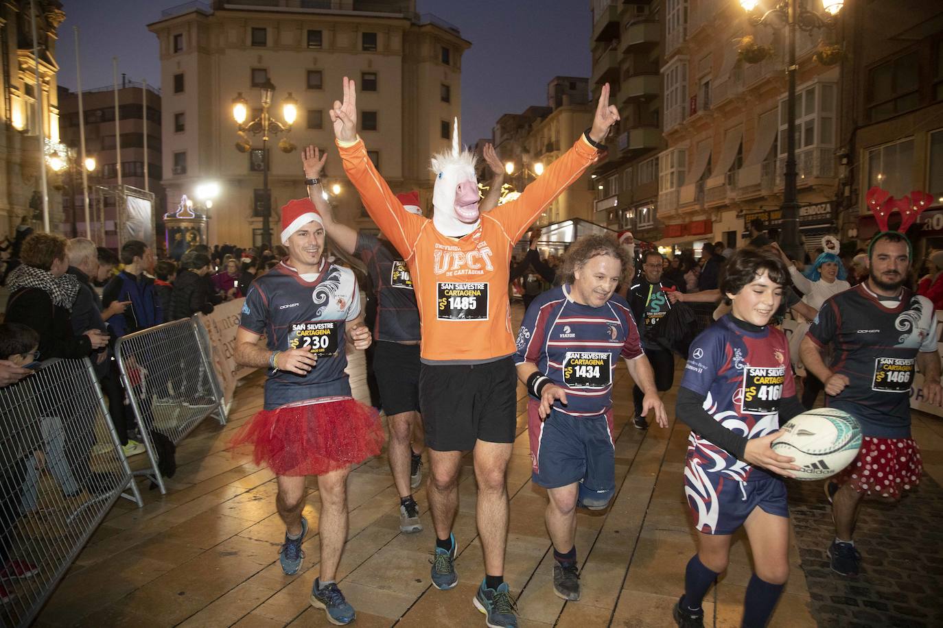 Miles de corredores participan en la última carrera del año. 