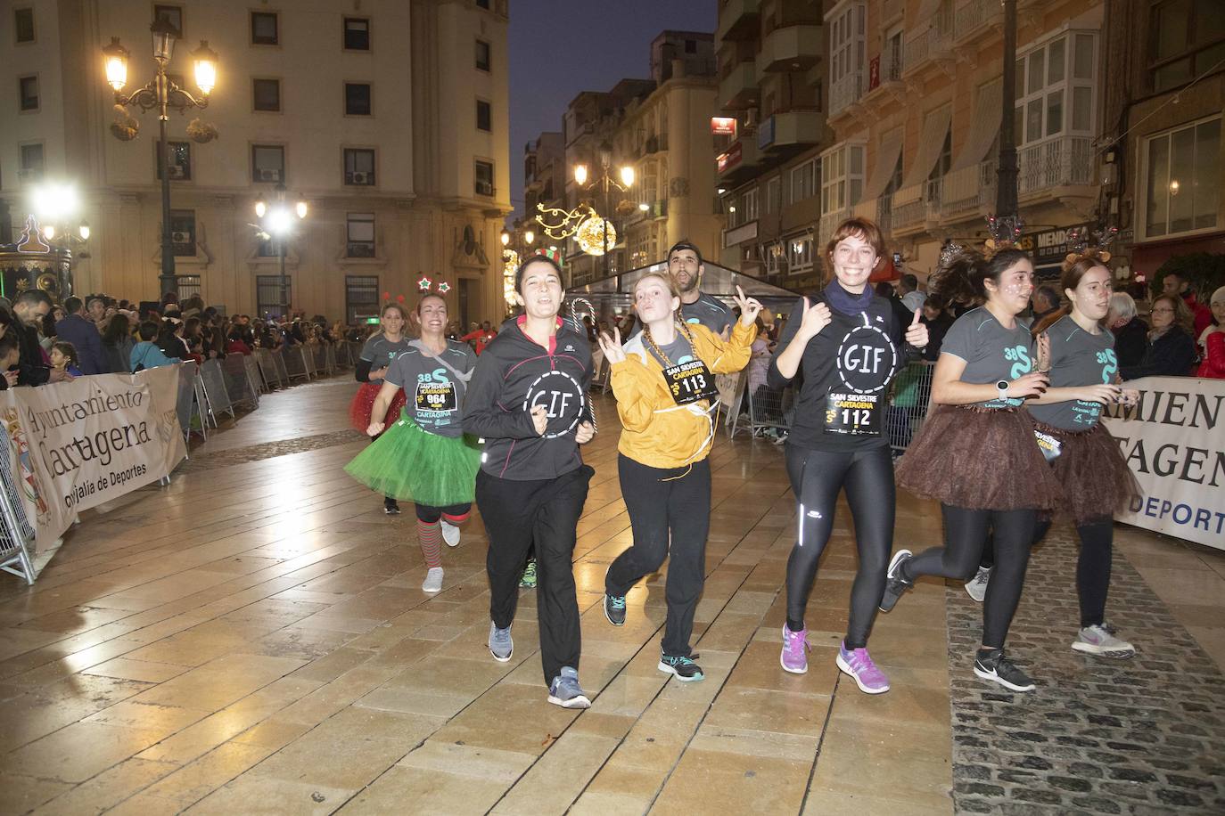 Miles de corredores participan en la última carrera del año. 