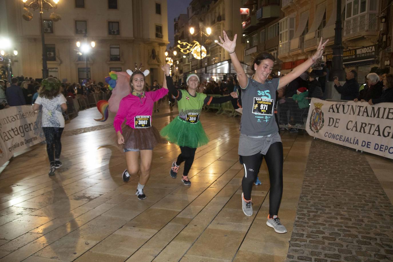 Miles de corredores participan en la última carrera del año. 