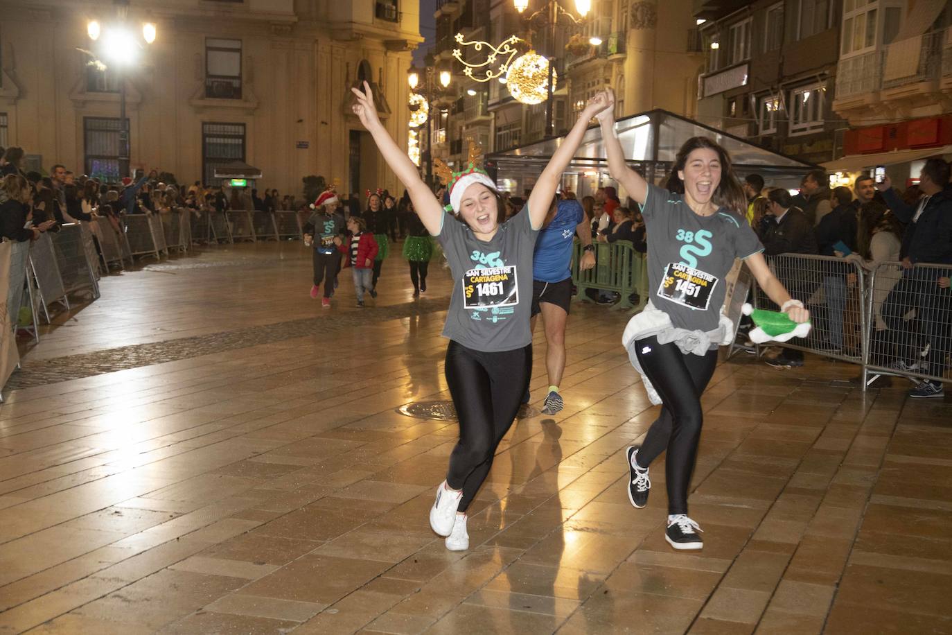 Miles de corredores participan en la última carrera del año. 