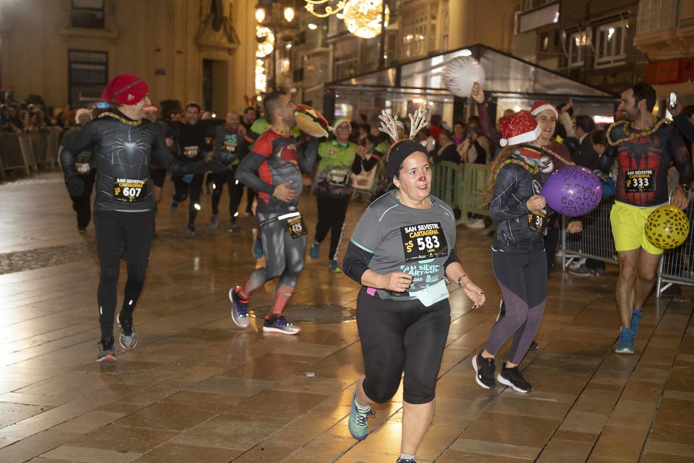 Miles de corredores participan en la última carrera del año. 