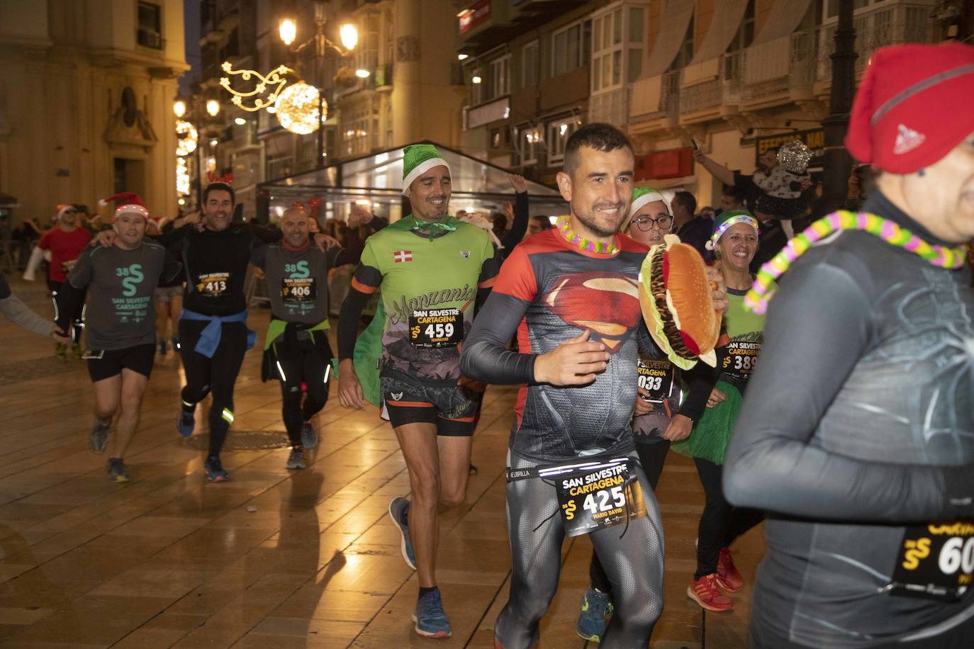 Miles de corredores participan en la última carrera del año. 