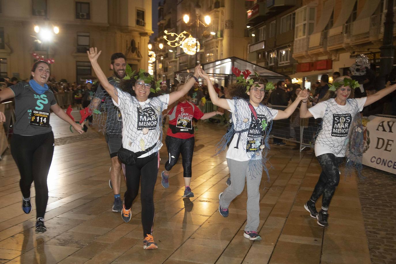 Miles de corredores participan en la última carrera del año. 