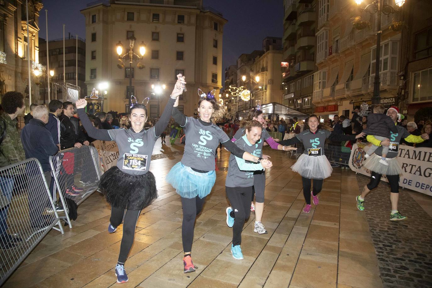 Miles de corredores participan en la última carrera del año. 