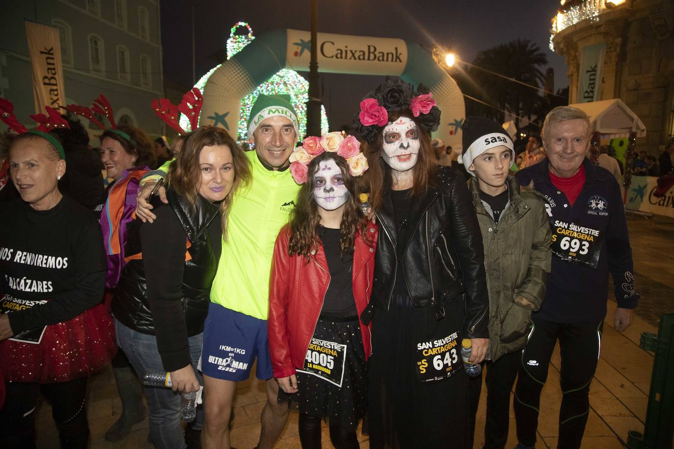 Miles de corredores participan en la última carrera del año. 