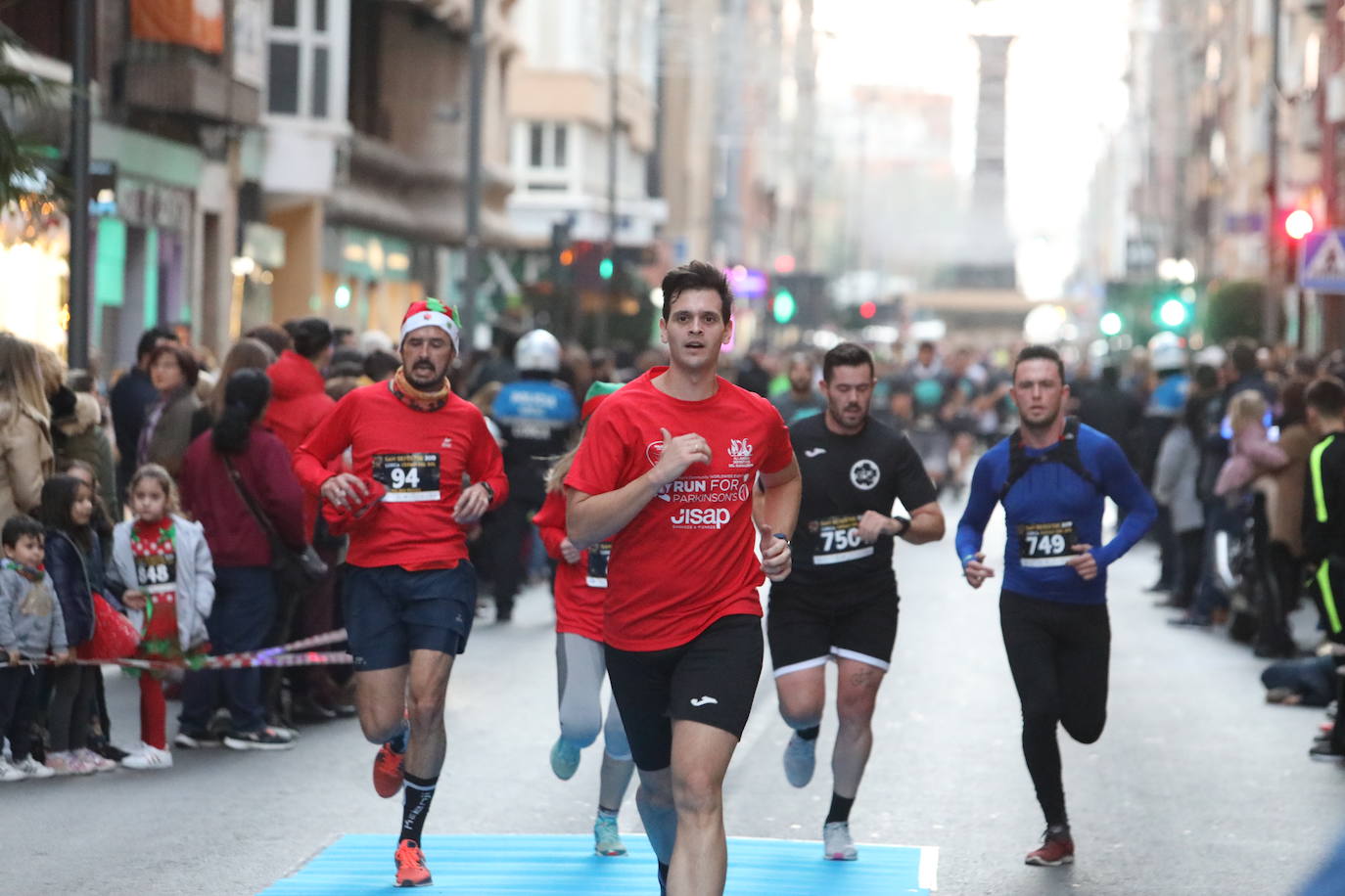 Más de 1.000 personas se unieron a la última carrera del año. 