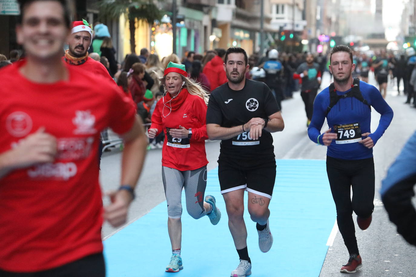 Más de 1.000 personas se unieron a la última carrera del año. 