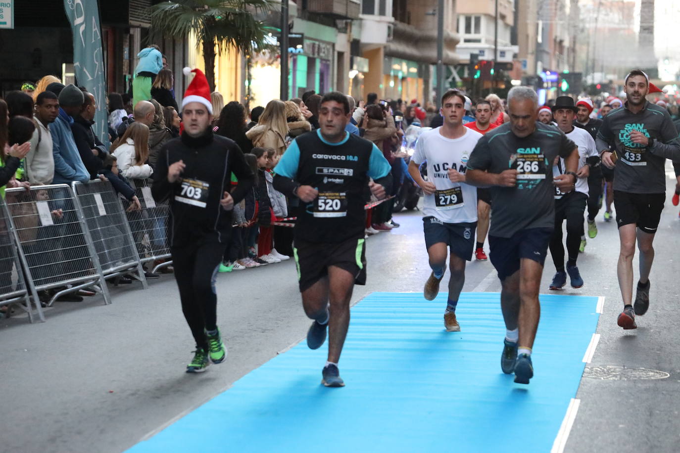 Más de 1.000 personas se unieron a la última carrera del año. 