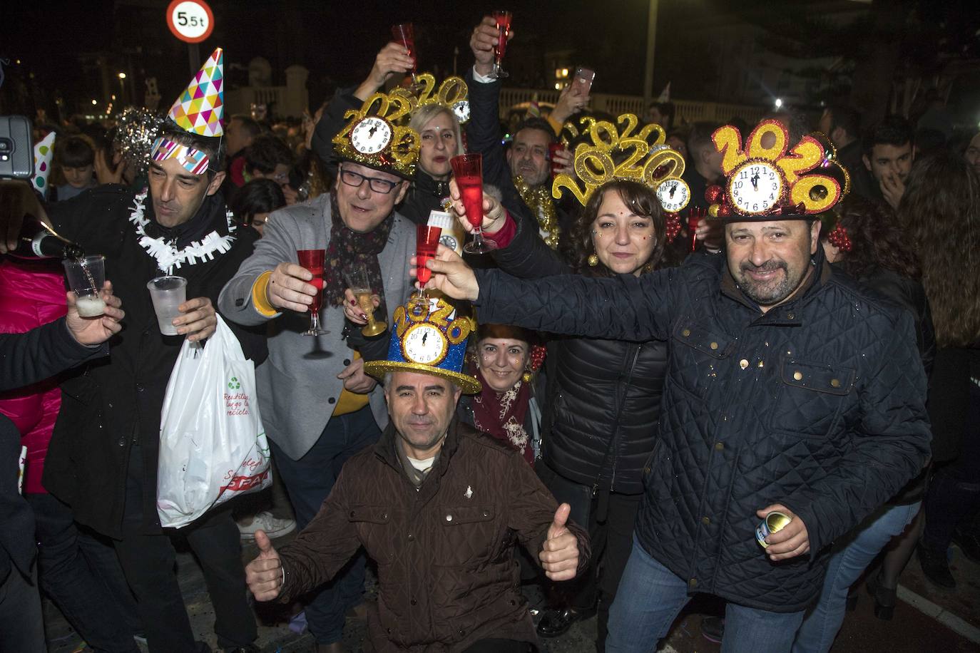 Los cartageneros recibieron al 2020 con sus mejores galas y muchas ganas de diversión.